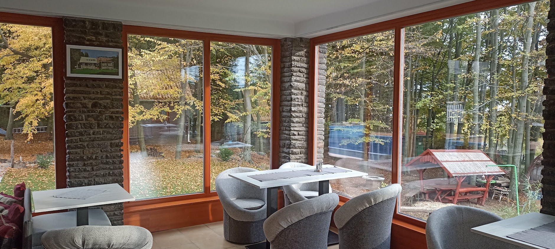 Étkezés helyszíne panorámás ablakokkal Étkezés helyszíne panorámás ablakokkal